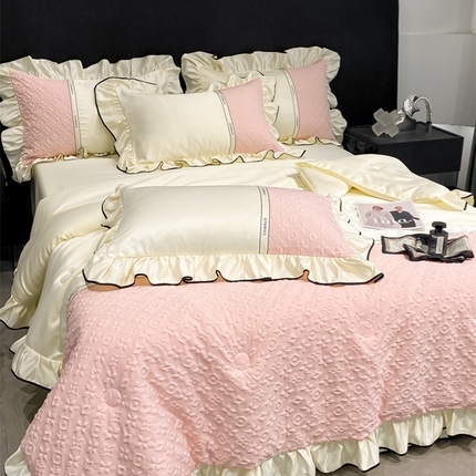 91家纺网 家纺一手货源 找家纺 索飞特家纺 2025新款水洗冰丝浮雕夏被四件套（洛丽娜） 洛丽娜-樱花白