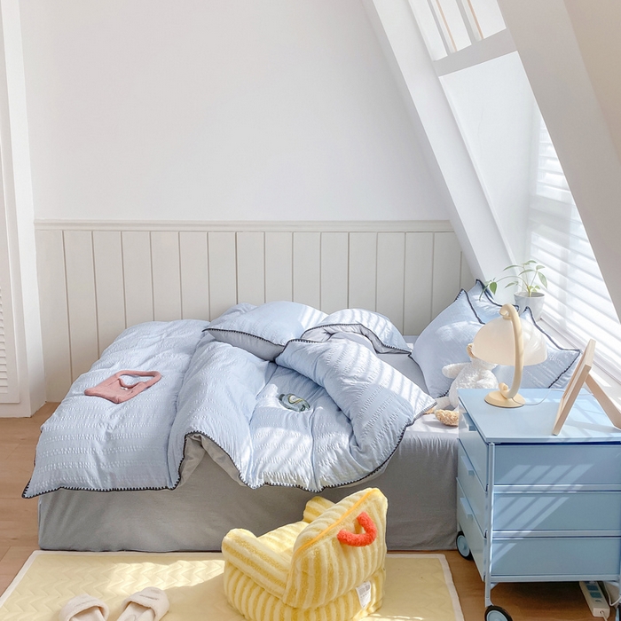 91家纺网 家纺一手货源 找家纺 羋多 2024新款贝壳边雨泡泡棉泡泡纱双层纱四件套 天空蓝+雅士灰