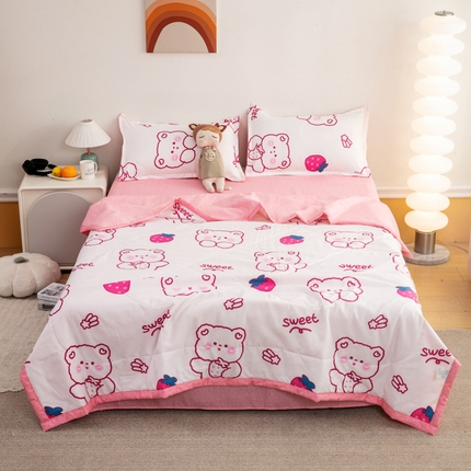 91家纺网 家纺一手货源 找家纺 乐居坊 2024新款亲肤舒适印花芦荟棉夏凉被四件套 草莓熊仔