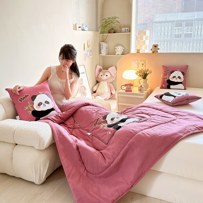 91家纺网 家纺一手货源 找家纺 铭宣家居 2024新款贴布绣＋重工刺绣多功能抱枕被系列 胖墩熊猫 胖墩熊猫-豆沙红