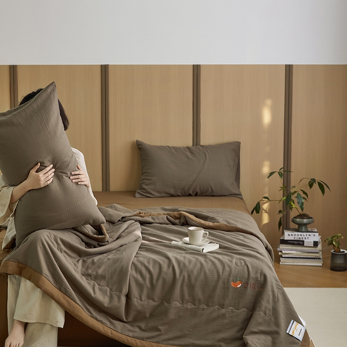 91家纺网 家纺一手货源 找家纺 梦享生活家居 2024新款A类双层纱全棉提花大豆夏被 朱古力