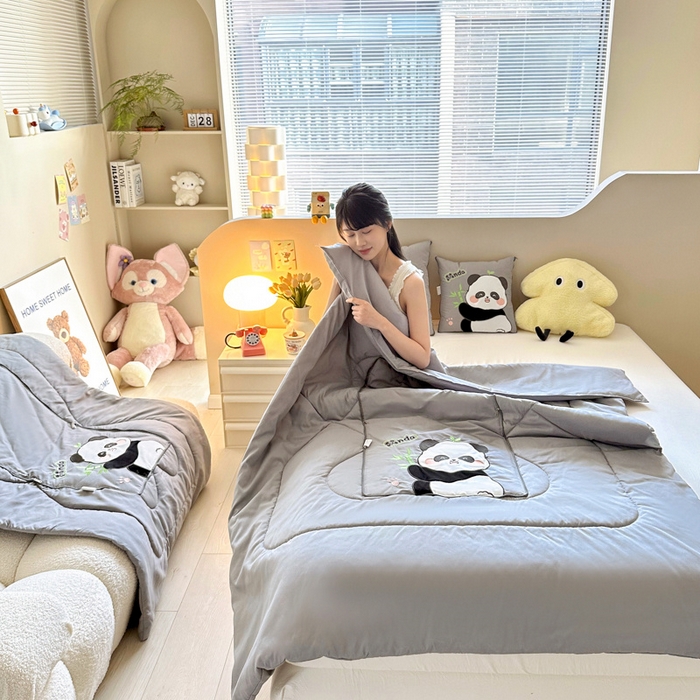 91家纺网 家纺一手货源 找家纺 铭宣家居 2024新款贴布绣＋重工刺绣多功能抱枕被系列 胖墩熊猫 胖墩熊猫-灰色