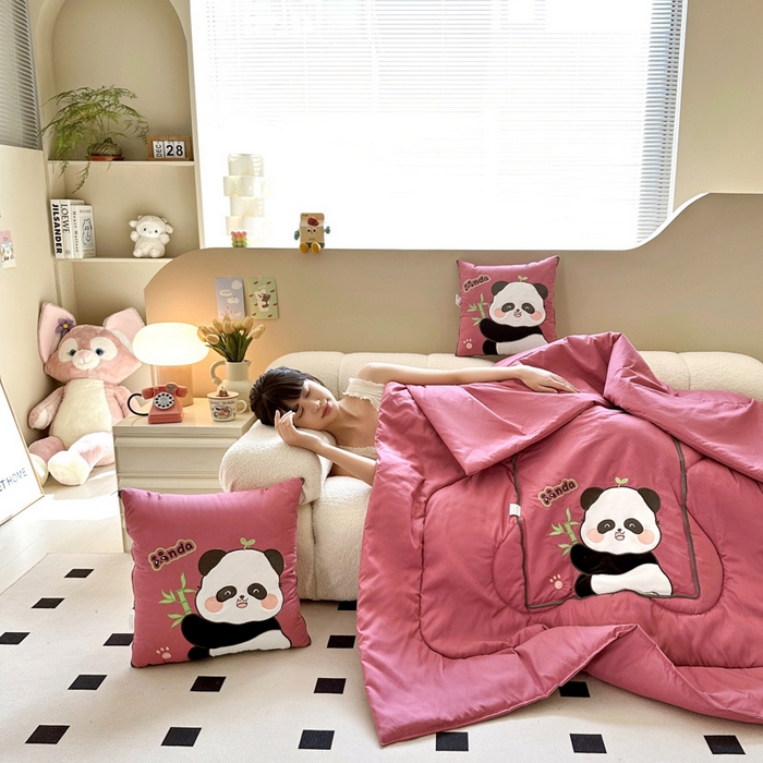 91家纺网 家纺一手货源 找家纺 铭宣家居 2024新款贴布绣＋重工刺绣多功能抱枕被系列 胖墩熊猫 胖墩熊猫-豆沙红