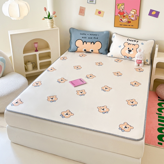 91家纺网 家纺一手货源 找家纺 寐居家纺 2024新款A类时尚印花凉感冰丝凉席 英伦熊仔