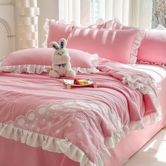 91家纺网 家纺一手货源 找家纺 唐人居 2025新款韩版花边泡泡纱夏被四件套--简爱  简爱 豆沙