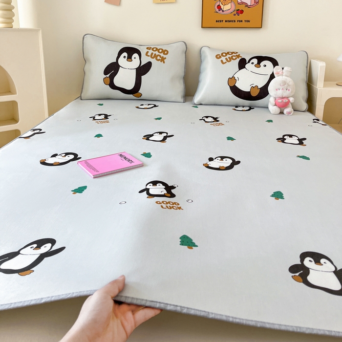 91家纺网 家纺一手货源 找家纺 寐居家纺 2024新款A类时尚印花凉感冰丝凉席 跳跳企鹅