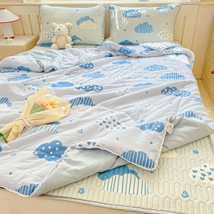 91家纺网 家纺一手货源 找家纺 寐居家纺 2024新款时尚印花凉感丝乳胶凉席小花边夏被四件套系列 春雨绵绵