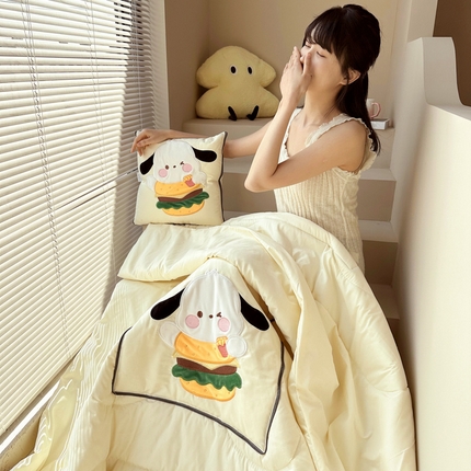 91家纺网 家纺一手货源 找家纺 铭宣家居 2024新款贴布绣＋重工刺绣多功能抱枕被系列 汉堡狗狗 汉堡狗狗-米黄色