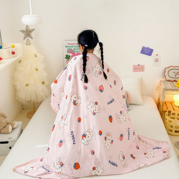 91家纺网 家纺一手货源 找家纺 星期八 2024新款舒适亲肤婴儿裸睡级卡通印花凉感毯 草莓兔