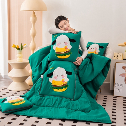 91家纺网 家纺一手货源 找家纺 铭宣家居 2024新款贴布绣＋重工刺绣多功能抱枕被系列 汉堡狗狗 汉堡狗狗-墨绿色