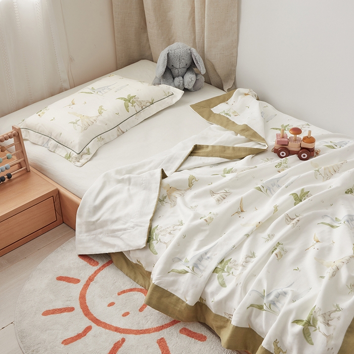 91家纺网 家纺一手货源 找家纺 荷马之梦 2024新款天竹系列—A类竹纤维四层纱儿童盖毯夏被 夏凉被 被子被芯 恐龙探险家