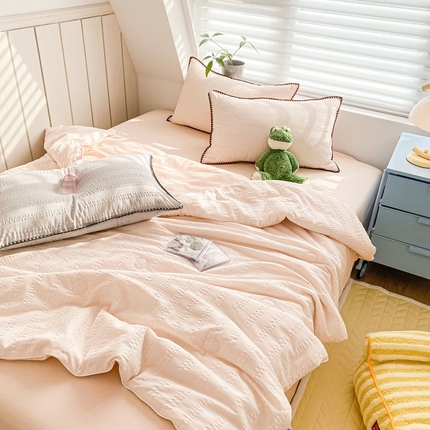 91家纺网 家纺一手货源 找家纺 （总）羋多家纺 2024新款麻绳边纯色雨泡泡棉泡泡纱双层纱夏被四件套系列