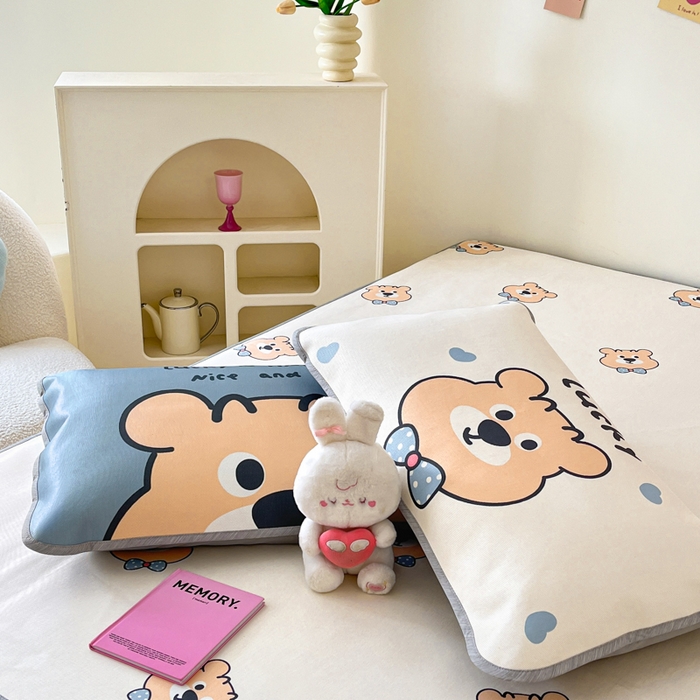 91家纺网 家纺一手货源 找家纺 寐居家纺 2024新款A类时尚印花凉感冰丝凉席 英伦熊仔