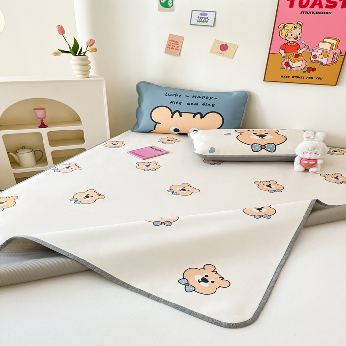 91家纺网 家纺一手货源 找家纺 寐居家纺 2024新款A类时尚印花凉感冰丝凉席 英伦熊仔