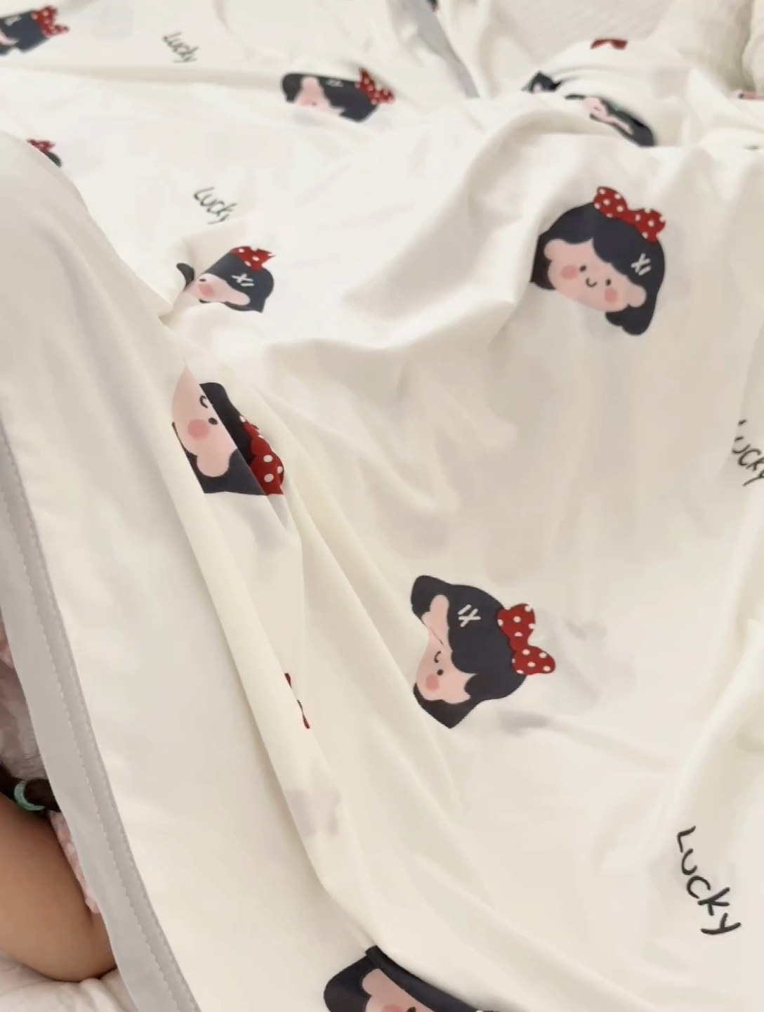 91家纺网 家纺一手货源 找家纺 星期八 2024新款舒适亲肤婴儿裸睡级卡通印花凉感毯 小女孩