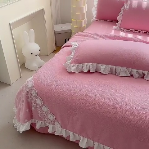 91家纺网 家纺一手货源 找家纺 唐人居 2025新款韩版花边泡泡纱夏被四件套--简爱  简爱 豆沙