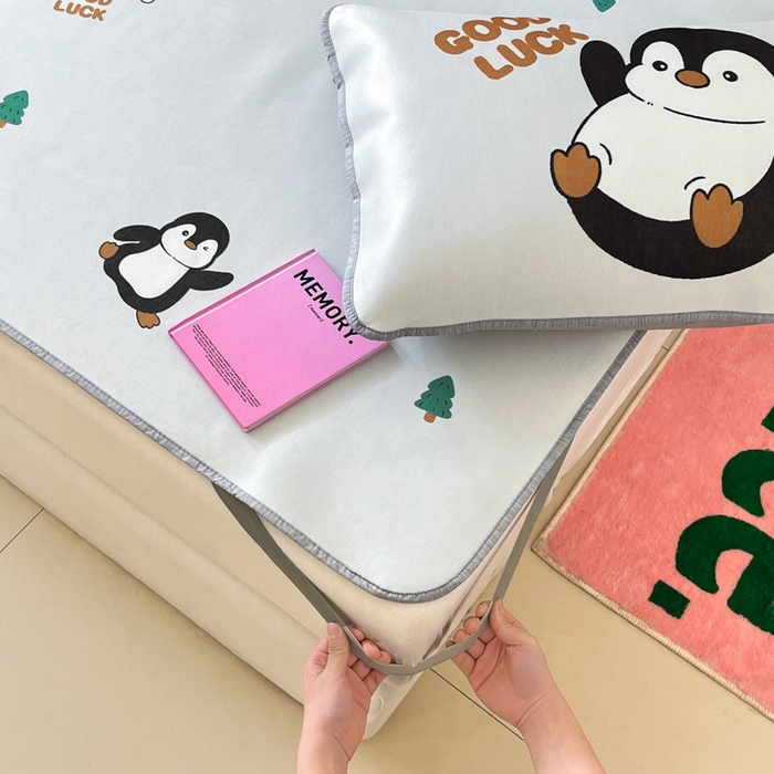 91家纺网 家纺一手货源 找家纺 寐居家纺 2024新款A类时尚印花凉感冰丝凉席 跳跳企鹅