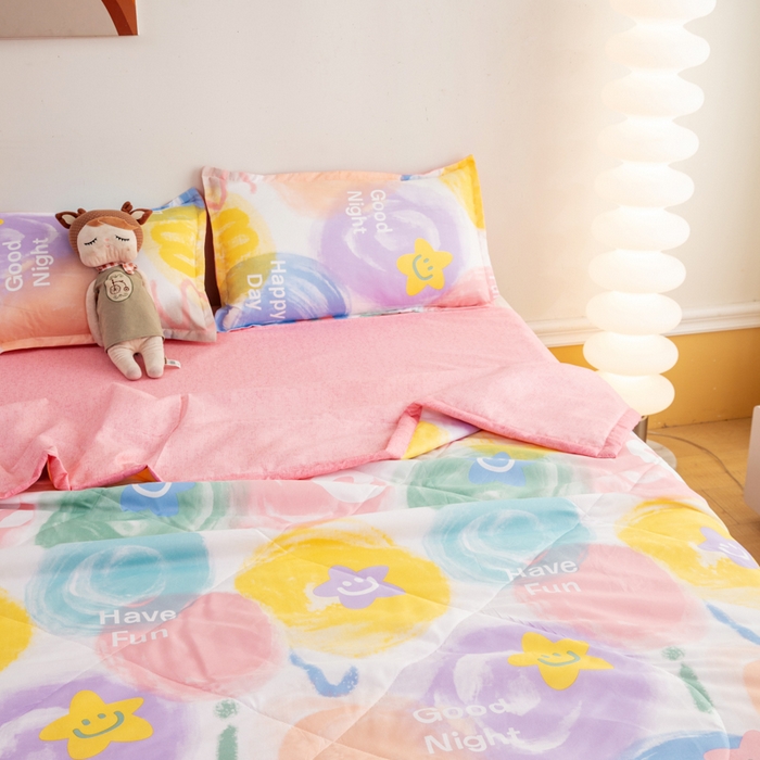 91家纺网 家纺一手货源 找家纺 乐居坊 2024新款亲肤舒适印花芦荟棉夏凉被四件套 彩虹微笑