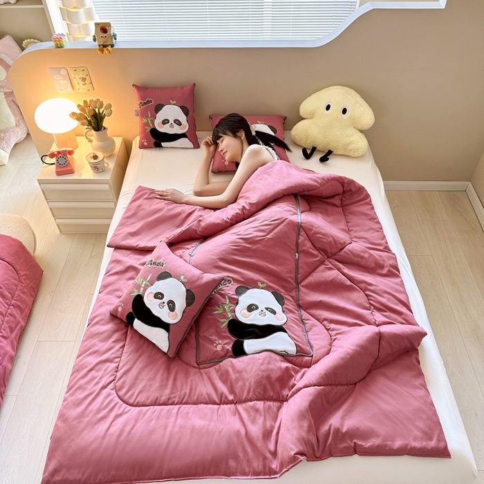 91家纺网 家纺一手货源 找家纺 铭宣家居 2024新款贴布绣＋重工刺绣多功能抱枕被系列 胖墩熊猫 胖墩熊猫-豆沙红