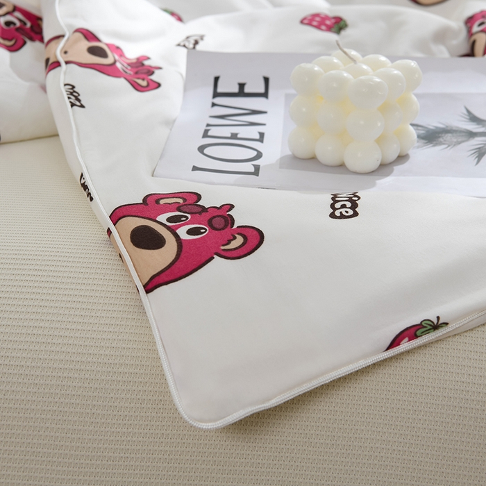 91家纺网 家纺一手货源 找家纺 圣楚家纺  2024新款A类针织棉印花夏被夏凉被空调被 草莓熊