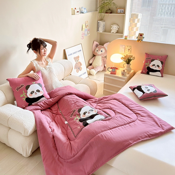 91家纺网 家纺一手货源 找家纺 铭宣家居 2024新款贴布绣＋重工刺绣多功能抱枕被系列 胖墩熊猫 胖墩熊猫-豆沙红