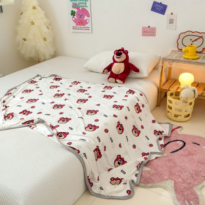 91家纺网 家纺一手货源 找家纺 星期八 2024新款舒适亲肤婴儿裸睡级卡通印花凉感毯 草莓小熊