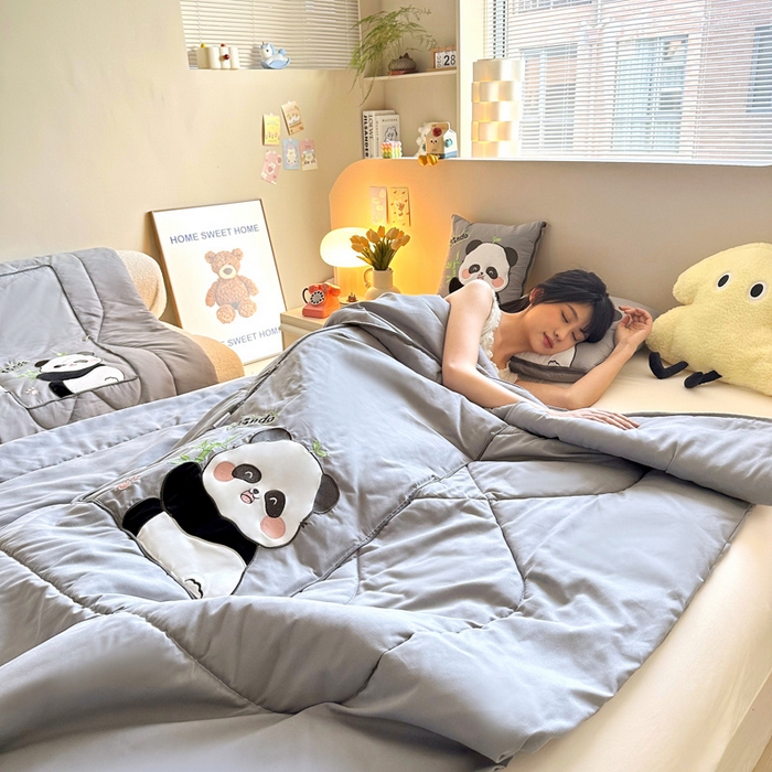 91家纺网 家纺一手货源 找家纺 铭宣家居 2024新款贴布绣＋重工刺绣多功能抱枕被系列 胖墩熊猫 胖墩熊猫-灰色