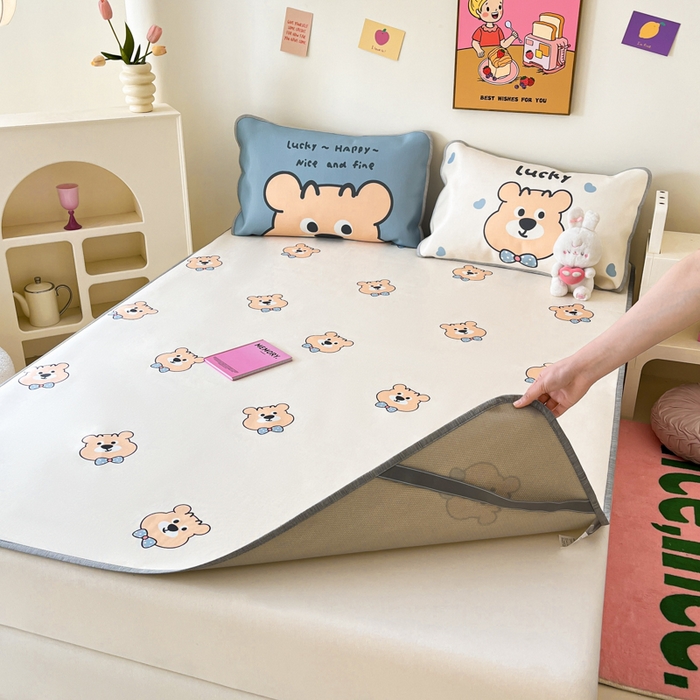 91家纺网 家纺一手货源 找家纺 寐居家纺 2024新款A类时尚印花凉感冰丝凉席 英伦熊仔