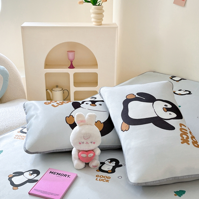 91家纺网 家纺一手货源 找家纺 寐居家纺 2024新款A类时尚印花凉感冰丝凉席 跳跳企鹅