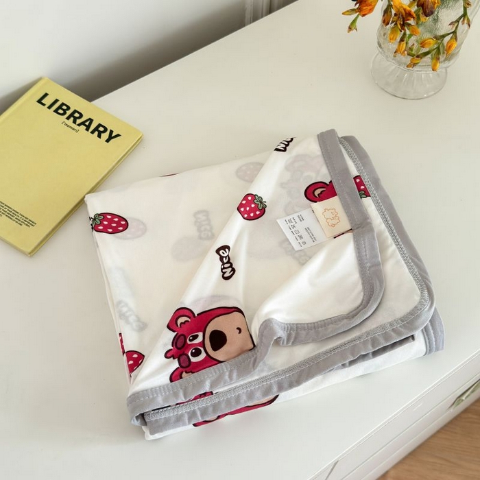 91家纺网 家纺一手货源 找家纺 星期八 2024新款舒适亲肤婴儿裸睡级卡通印花凉感毯 草莓小熊