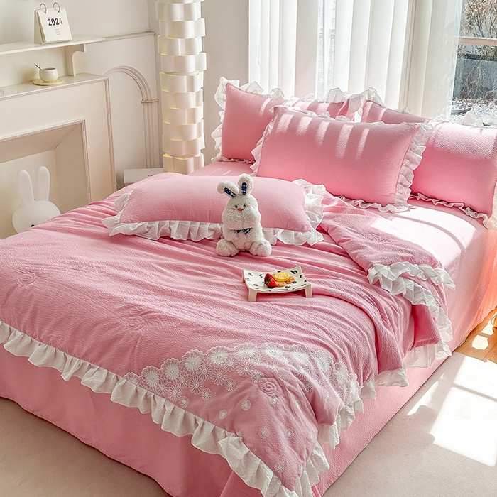 91家纺网 家纺一手货源 找家纺 唐人居 2025新款韩版花边泡泡纱夏被四件套--简爱  简爱 豆沙