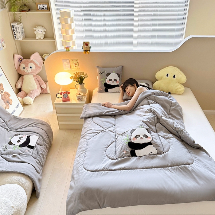 91家纺网 家纺一手货源 找家纺 铭宣家居 2024新款贴布绣＋重工刺绣多功能抱枕被系列 胖墩熊猫 胖墩熊猫-灰色