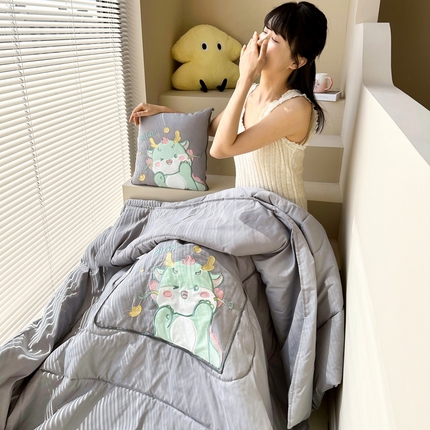 铭宣家居 2024新款贴布绣＋重工刺绣多功能抱枕被系列 财运兴龍 财运兴龍-灰色