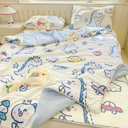 91家纺网 家纺一手货源 找家纺 寐居家纺 2024新款时尚印花凉感丝乳胶凉席小花边夏被四件套系列 恐龙乐园