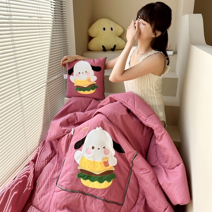 91家纺网 家纺一手货源 找家纺 铭宣家居 2024新款贴布绣＋重工刺绣多功能抱枕被系列 汉堡狗狗 汉堡狗狗-豆沙红