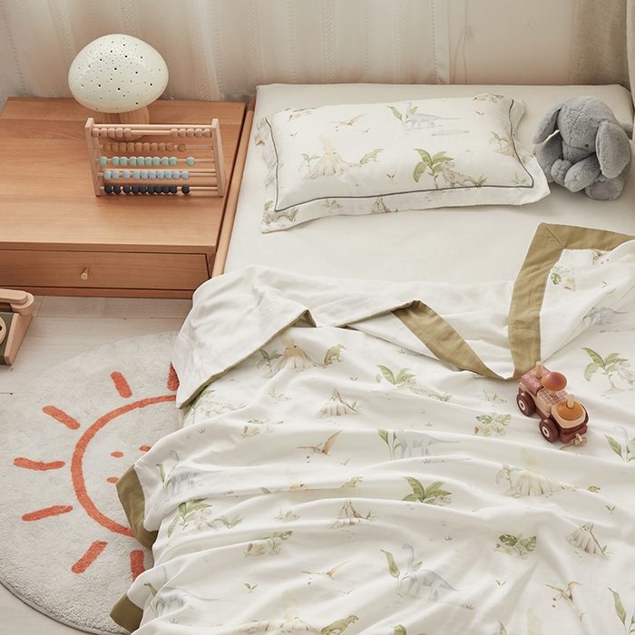 91家纺网 家纺一手货源 找家纺 荷马之梦 2024新款天竹系列—A类竹纤维四层纱儿童盖毯夏被 夏凉被 被子被芯 恐龙探险家