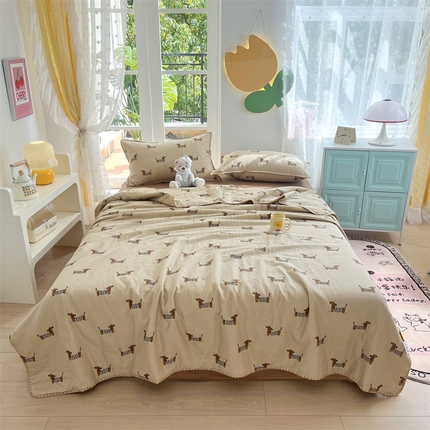 91家纺网 家纺一手货源 找家纺 梦依依 2025新款全棉双层纱贝壳边夏被四件套 腊肠狗