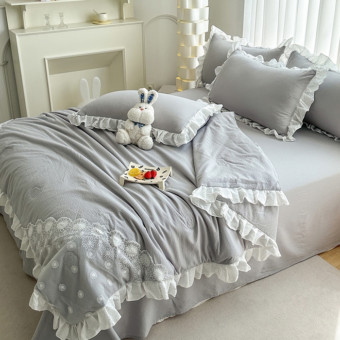91家纺网 家纺一手货源 找家纺 唐人居 2025新款韩版花边泡泡纱夏被四件套--简爱  简爱 灰