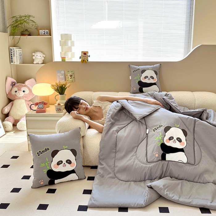 91家纺网 家纺一手货源 找家纺 铭宣家居 2024新款贴布绣＋重工刺绣多功能抱枕被系列 胖墩熊猫 胖墩熊猫-灰色