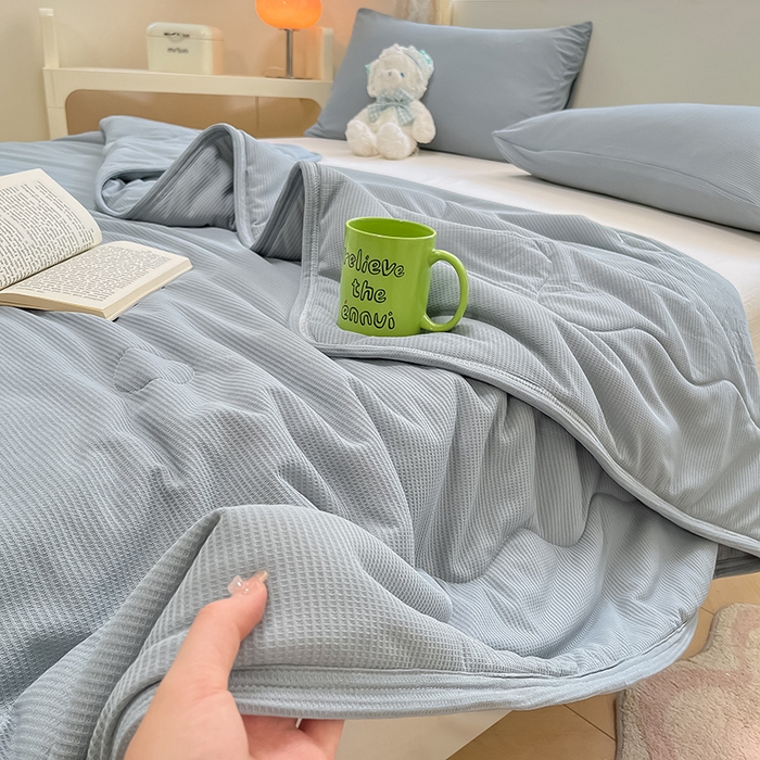 91家纺网 家纺一手货源 找家纺 美梦里 2024新款A类针织华夫格夏被夏凉被空调被子 线条蓝