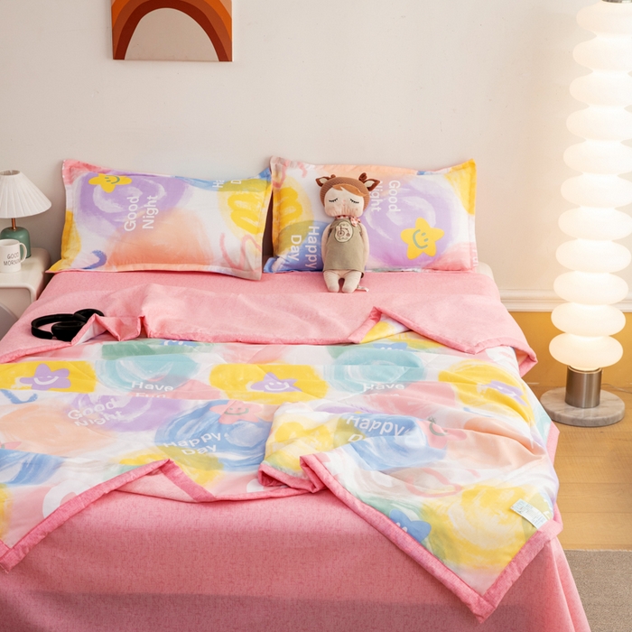 91家纺网 家纺一手货源 找家纺 乐居坊 2024新款亲肤舒适印花芦荟棉夏凉被四件套 彩虹微笑