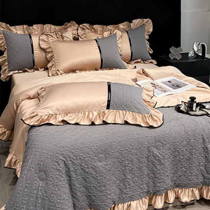 91家纺网 家纺一手货源 找家纺 索飞特家纺 2025新款水洗冰丝浮雕夏被四件套（洛丽娜） 洛丽娜-奶茶灰