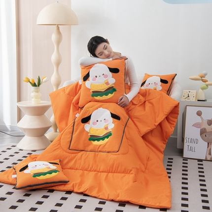 91家纺网 家纺一手货源 找家纺 铭宣家居 2024新款贴布绣＋重工刺绣多功能抱枕被系列 汉堡狗狗 汉堡狗狗-时尚橙