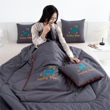 91家纺网 家纺一手货源 找家纺 宝马家纺（原梦童画）2024新款13372全棉绣花抱枕被-鹿 鹿-灰
