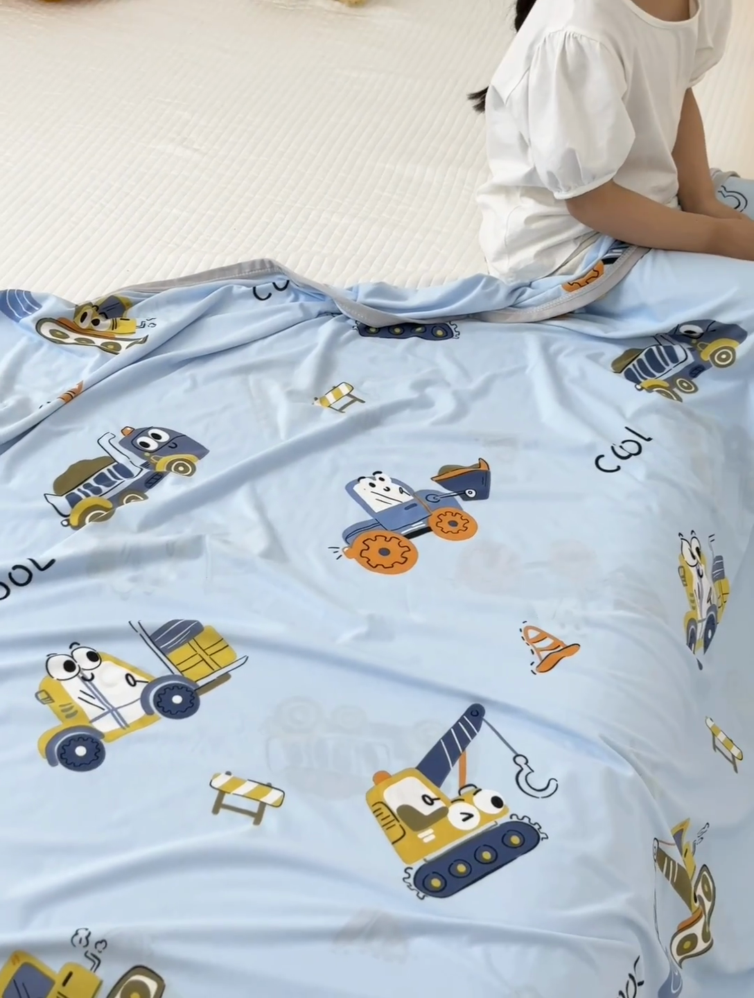 91家纺网 家纺一手货源 找家纺 星期八 2024新款舒适亲肤婴儿裸睡级卡通印花凉感毯 挖掘机