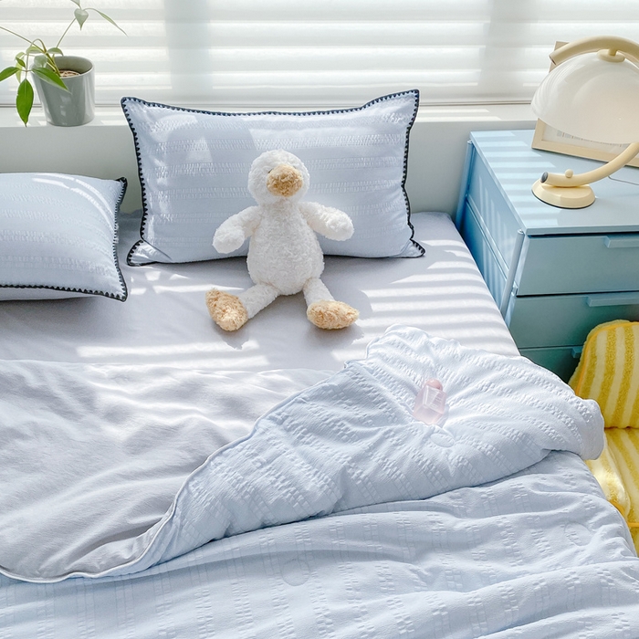 91家纺网 家纺一手货源 找家纺 羋多家纺 2024新款麻绳边纯色雨泡泡棉泡泡纱双层纱单夏被 天空蓝+雅士灰