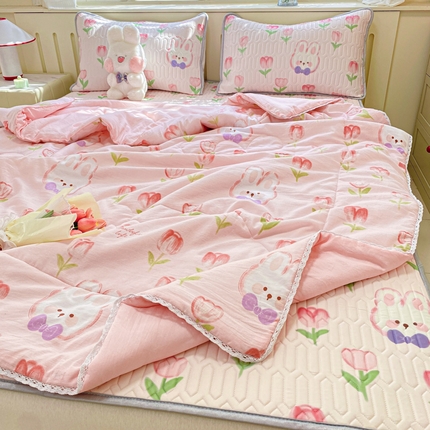 91家纺网 家纺一手货源 找家纺 寐居家纺 2024新款时尚印花凉感丝乳胶凉席小花边夏被四件套系列 蓓蕾兔兔
