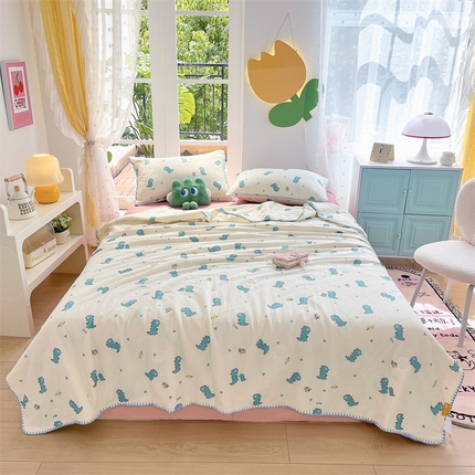 91家纺网 家纺一手货源 找家纺 梦依依 2025新款全棉双层纱贝壳边夏被四件套 恐龙舞会