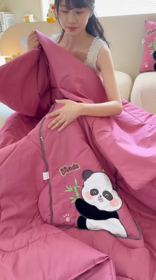 91家纺网 家纺一手货源 找家纺 铭宣家居 2024新款贴布绣＋重工刺绣多功能抱枕被系列 胖墩熊猫 胖墩熊猫-豆沙红