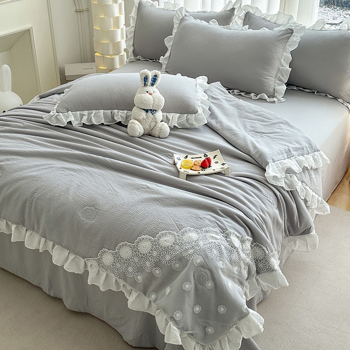 91家纺网 家纺一手货源 找家纺 唐人居 2025新款韩版花边泡泡纱夏被四件套--简爱  简爱 灰